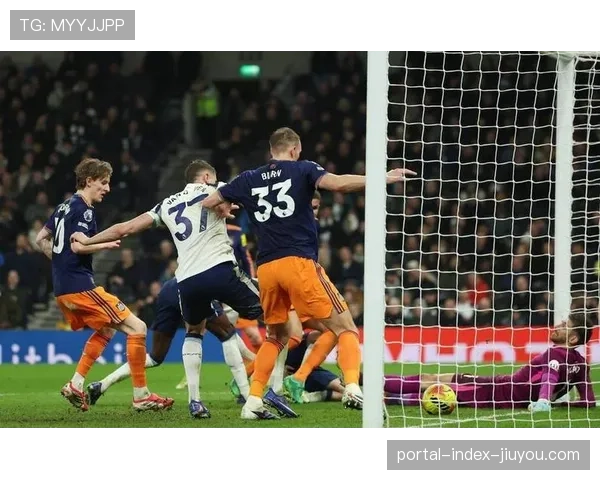 热刺防守转换速度明显不足 被反击时防线落位缓慢失位频现